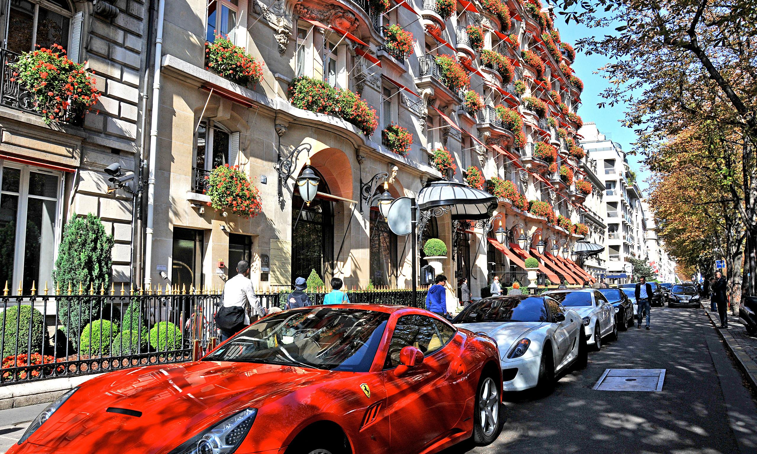 Ул богатая. Plaza Athenee. Hotel Plaza Athenee Paris. Елисейские поля, Авеню Монтень и улица Георга v фото. Богатые районы Парижа.